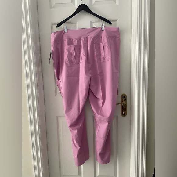 Woman’s light pink scrubs - Picture 7 of 7